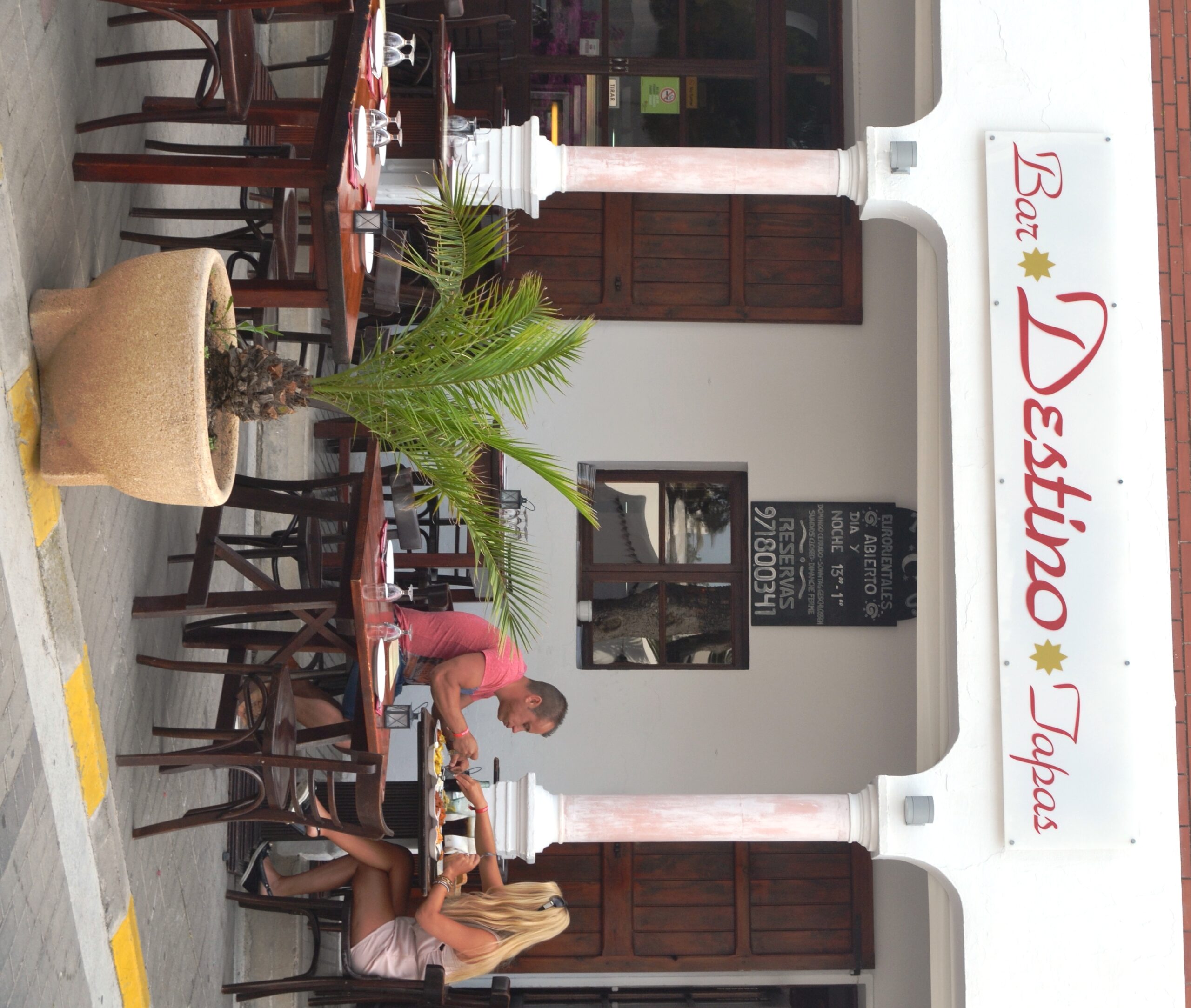 Wiesbaden <-> Ibiza: Destino Tapas Bar hat in der Nerostraße im Ex-Einhauser eröffnet