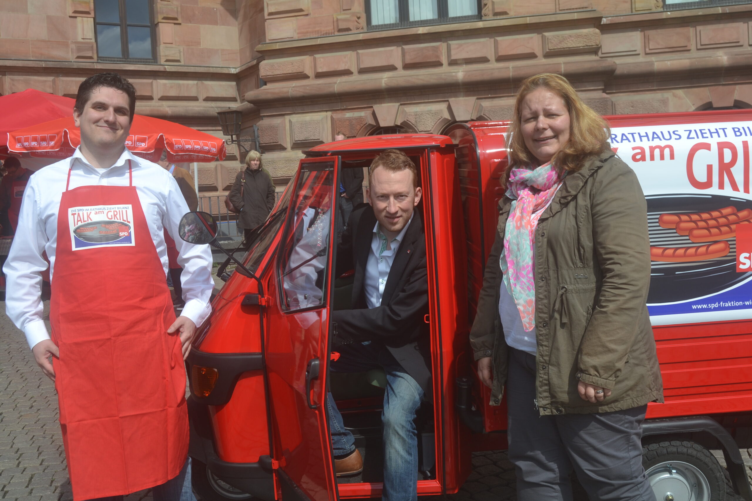 Knallrote Vorzeichen der Kommunalwahl: Wiesbadener Rathaus-SPD grillt bei Tuk-Tuk-Tour