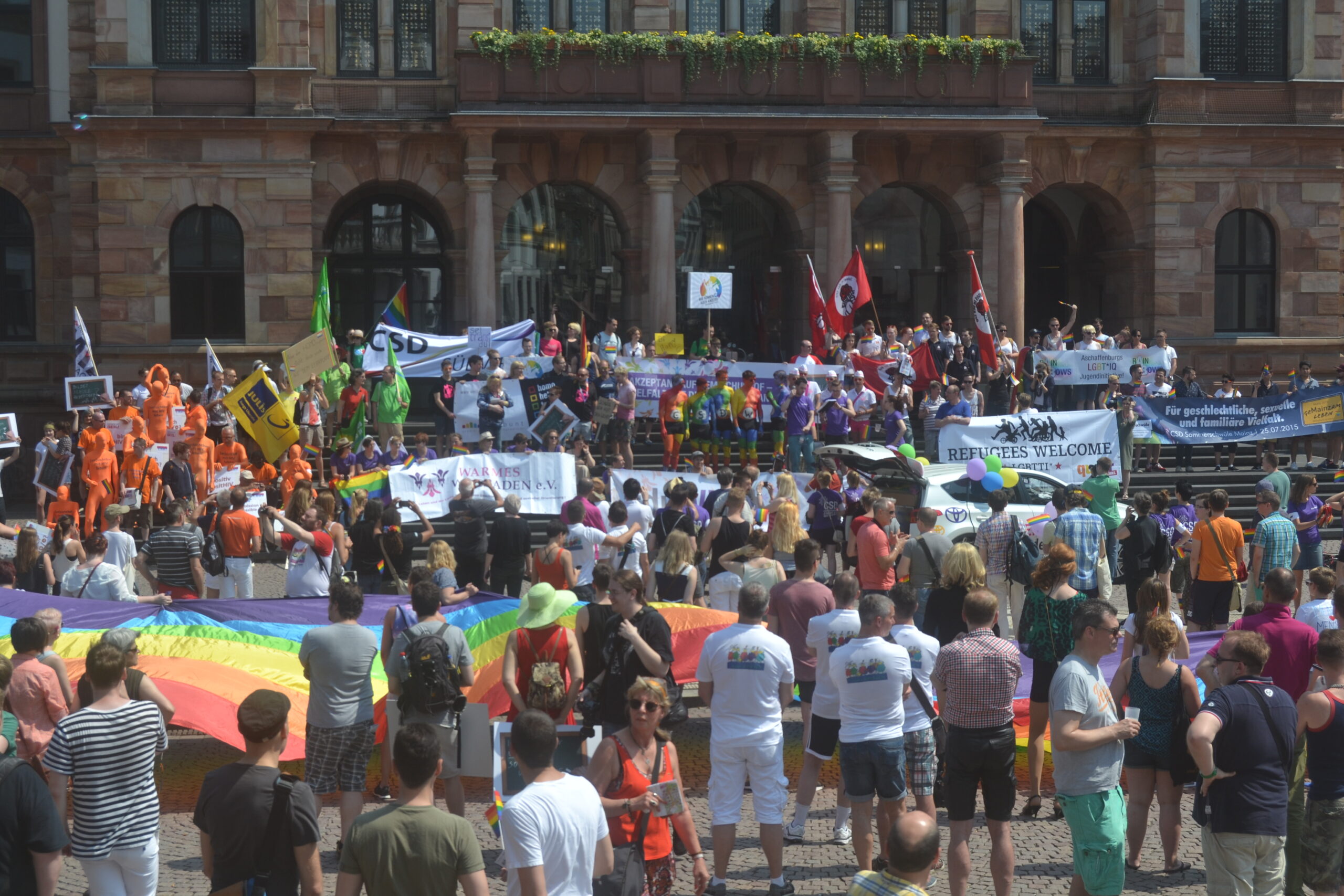 CSD übertrifft Erwartungen: Mehr Teilnehmer als erwartet – Nach Demoparade läuft Sommerfest auf Hochtouren