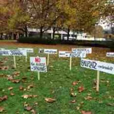 Guerilla-Protest auf der Rue! Unbekannte „pflanzen“ Schilderwald gegen OFB-GroKo-Deal(s) auf der Wilhelmstraße