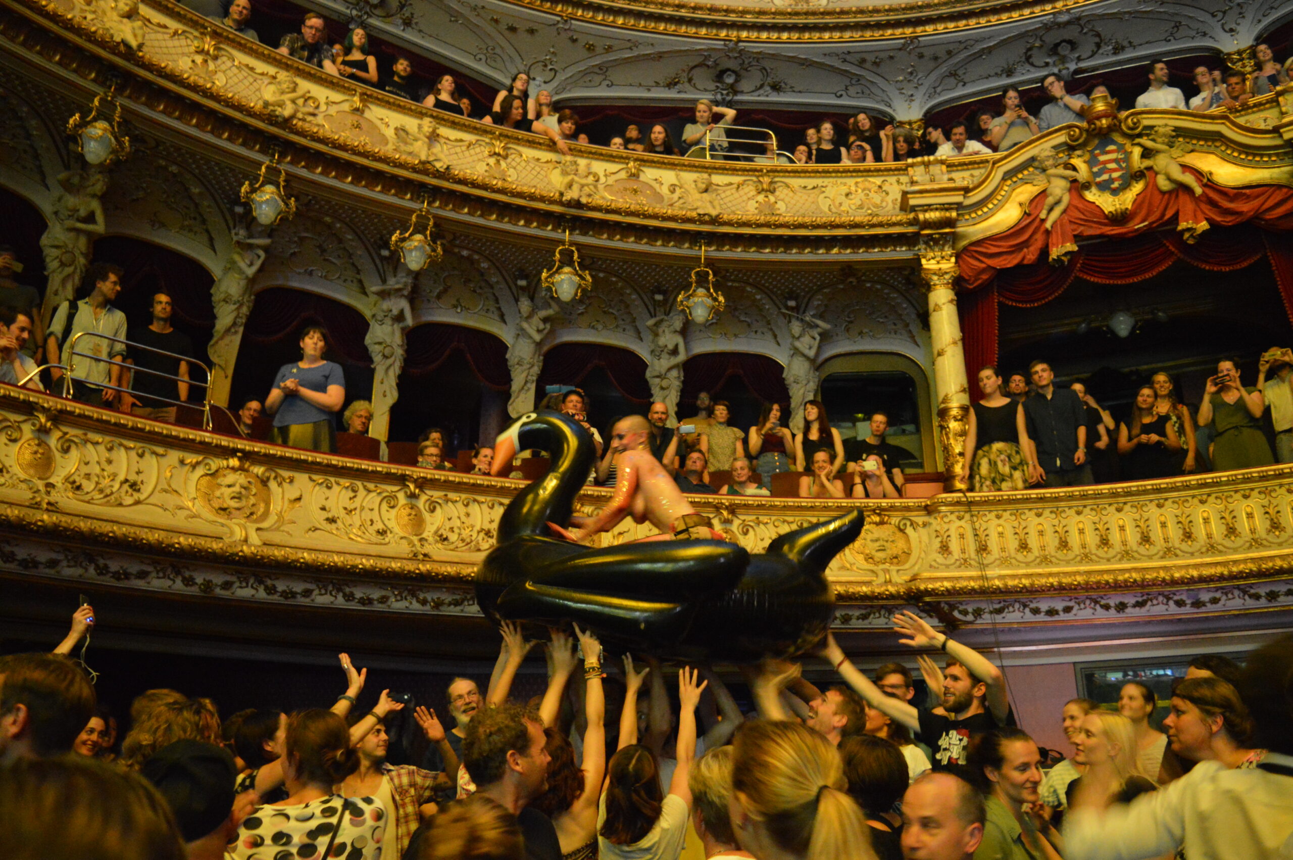 Wie ein Kindergeburtstag ohne Eltern: Bonaparte-Show im Großen Haus als hyperaktiv-zügelloses Spektakel mit Glücksgarantie