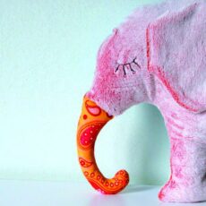 Vom rosa Elefanten bis zur Ur-Klarinette: Ausstellung im Rathaus zeigt zeitgenössisches Kunsthandwerk