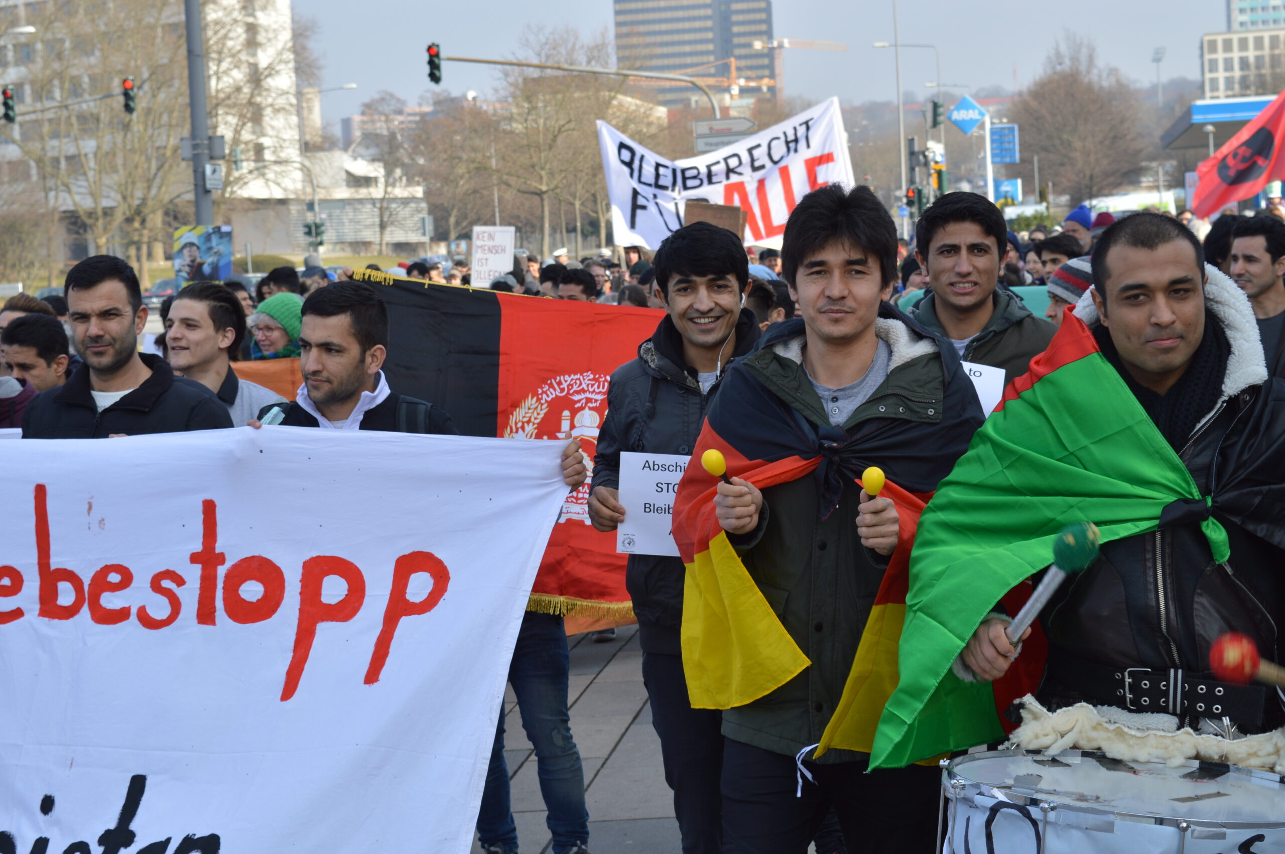 800 demonstrieren in Wiesbaden für Abschiebestopp nach Afghanistan – Schilderung von Einzelschicksalen
