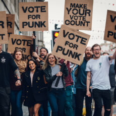 Stimme gegen Bier – Selfie vor Wahllokal schießen, kostenloses kühles Punk IPA im Irish Pub trinken