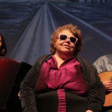 „Ich schließe meine Augen, um besser sehen zu können“ – Blinde Fado-Legende Dona Rosa aus Lissabon heute live
