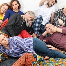 „M wie Mensch“ – Theatergruppe Extratopf bringt Cocktail des (deutschen) Lebens auf Kesselhaus-Bühne