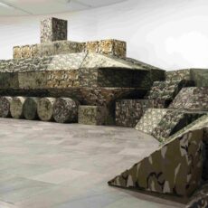 Panzer sucht Umzugshelfer – documenta 14-Kunstwerk „polemos“ findet neue Heimat im Schloss Freudenberg