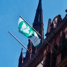 Flagge am Rathaus mahnt heute zur atomaren Abrüstung – „Mayors for Peace“ wollen sichtbares Zeichen setzen