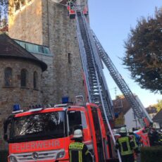 Kirchturmbrand in Bierstadt: Feuerwehr seit 5.30 Uhr im Einsatz – Risse am Gebäude erschweren Löscharbeiten