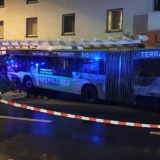 Spektakulärer Unfall: Fahrerloser Linienbus landet nach Irrfahrt über Schwalbacher Straße in Restaurant
