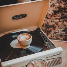 Platten, Kaffee und Musik: „Open Roastery: Bring your Vinyls!“-Premiere heute im Maldaner Coffee Roasters