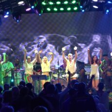 „Energy Rock“ feiert Woodstock – Letzte Tickets für Love and Peace Revue am 18.10. in der Eswe-Halle