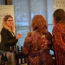 „Fein & Wein“-Premiere in den Kurhaus Kolonnaden: Experten entsetzt, Publikum angetan