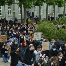 8:46 Minuten Stille über dem Luisenplatz – 1000 bei bewegend-kämpferischer „Silent Demo“ in Wiesbaden