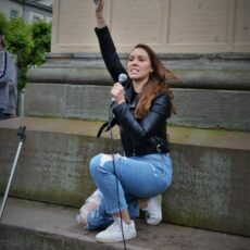 „Klar hatte ich auch Schiss“: Wie eine Abiturientin über Nacht die Wiesbadener „Silent Demo“ organisierte