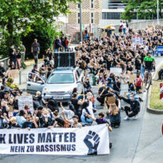 „Rassismus existiert mitten unter uns“ – 600 Menschen ziehen bei zweiter „Silent Demo“ durch Wiesbaden