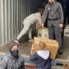 Mehr als 20 Helfer laden 1o Tonnen Ware in den Container