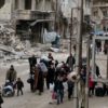 KalPerl_Dokumentarfilm_Blackbox Syrien Syrer verlassen eine zerstörte Stadt_Caligari