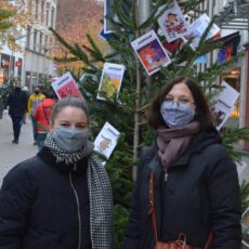 Straßengespräch: Selma & Annika, sensor-Weihnachtsbaum-Schmückerinnen, 47 und 19 Jahre
