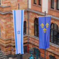 Wiesbaden und Hessen hissen Israel-Flaggen – „Zeichen der Solidarität“ vor dem Rathaus und der Staatskanzlei