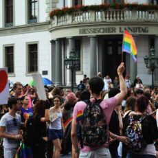 CSD in frisch gebackener Rainbow City Wiesbaden: „Mutausbruch“ am 31. Juli / Banner verschwunden