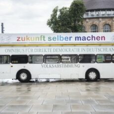 „Die Zukunft, die wir wollen, müssen wir erfinden“ – Omnibus für direkte Demokratie vor dem Museum