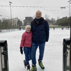 sensor-Straßengespräch: Ralf Harms (48), Lektor, & Tochter Svea (9) auf der Henkell-Kunsteisbahn