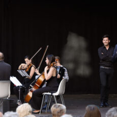 Klassik ganz locker: „Musik auf Rädern“ bringt Mozarts „Figaro“ im Taschenbuchformat auf den Schlossplatz