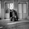 Josef Abinun bringt seine Koffer in die Synagoge von Sarajewo (c) Edward_Serotta_web