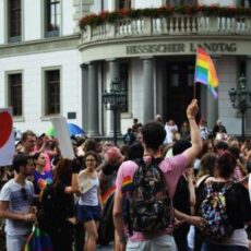 Europa bleibt bunt – Wiesbaden sowieso! CSD steigt mit Parade, Fest und Partys / Heute Solidaritäts-Nachtwache