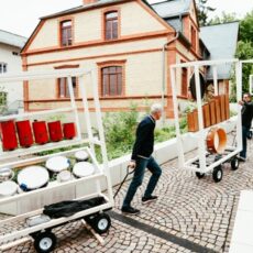 Runter vom Sockel, rein in die Stadt: Der Kunstsommer verfluxt ab heute Wiesbaden – Eröffnungsfeier im Hof