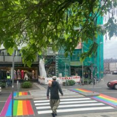 Pünktlich zum CSD: Wiesbaden hat ab heute einen Regenbogen-Zebrastreifen – Signal für vielfältige Stadt
