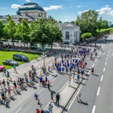Tausende laufen abends durch die City – Wiesbaden wird Kulisse für vielfach besonderes Marathon-Erlebnis