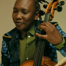 Highlight zur Halbzeit: Südafrikanischer Cellist Abel Selaocoe sprengt beim Rheingau Musik Festival Grenzen