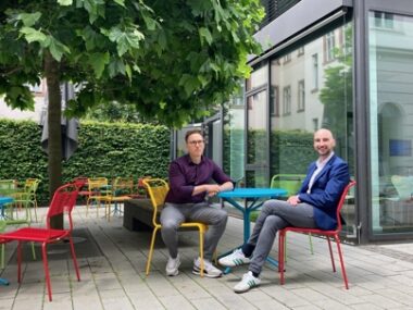 Die beiden Start-up-Ansprechpartner der IHKs von Wiesbaden, David Bothur (rechts), und Rheinhessen, Oliver _Sacha, haben den rheinübergreifenden Slam ausgeheckt. Foto: Dirk Fellinghauer