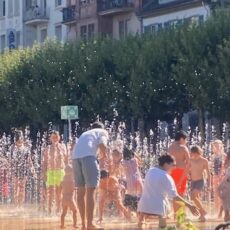 1024 Düsen sorgen für Wiesbadener Sommerhit: Wasserspielplatz auf dem Luisenplatz begeistert