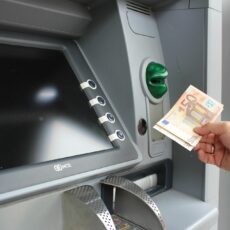 Streit am Geldautomat: 86-Jähriger gibt Schuss in Wiesbadener Bank ab – und wird festgenommen