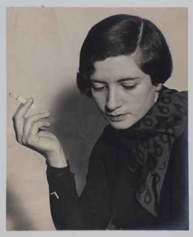 Ilse Leda fotografiert von Hugo Erfurth, anlässlich ihrer Heirat 1932 mit Friedrich Vordemberge-Gildewart © Museum Wiesbaden, Archiv Vordemberge-Gildewart.