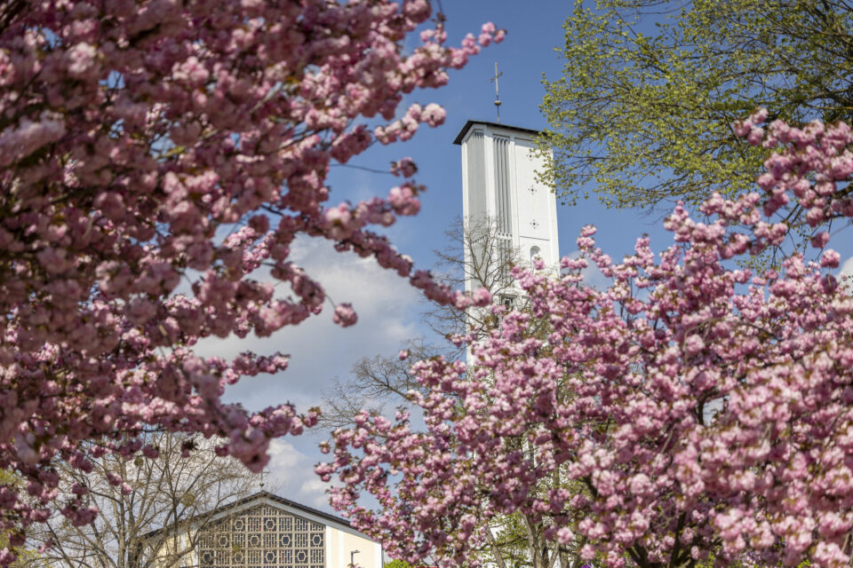 Evangelische Kreuzkirche mit osterlichem
