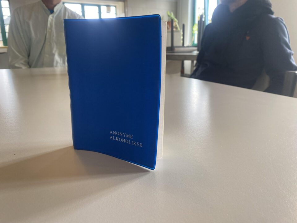 Das Blaue Buch bei den Anonymen Alkoholiker.