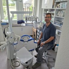 Dr. Aslami an Seinem Arbeitsplatz, in der Praxis.