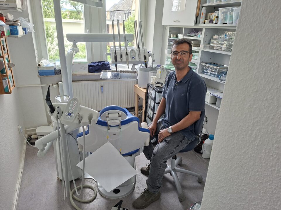 Dr. Aslami an Seinem Arbeitsplatz, in der Praxis.
