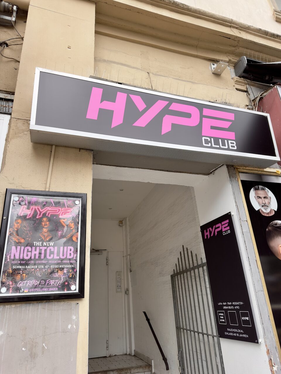 Hype Club Schild auf der Schwalbacherstraße in Wiesbaden.
