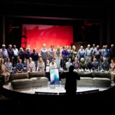 Wem gehört die Stadt? Rechercheprojekt von Helge Schmidt & Team in einer Fassung von Helge Schmidt und Cosma Corona Hahne Inszenierung: Helge Schmidt Bühne & Kostüme: Atelier LANIKA Musik: Frieder Hepting Video: Jonas Plümke Licht: Steffen Hilbricht Dramaturgie: Cosma Corona Hahne Leitung Chor der Stadt Wiesbaden: Jud Perry Vermittlung: Valentina Eimer Chorregie & Regieassistenz & Abendspielleitung: Marvin Mohrhardt Kostümassistenz: Dea Bejleri Auf dem Bild Chor der Stadt Wiesbaden unter der Leitung von Jud Perry Foto: Laura Nickel