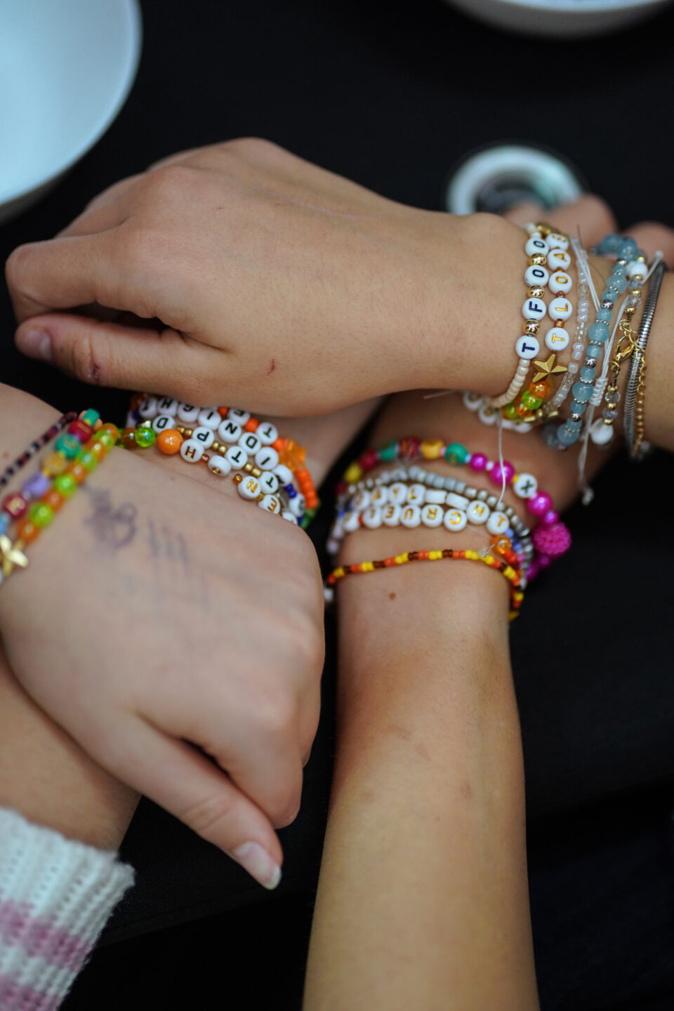 Typisch Taylor Swift Fans: Selbstgebastelte Armbänder werden in der Community mit Leidenschaft getauscht.Foto: Museum Wiesbaden