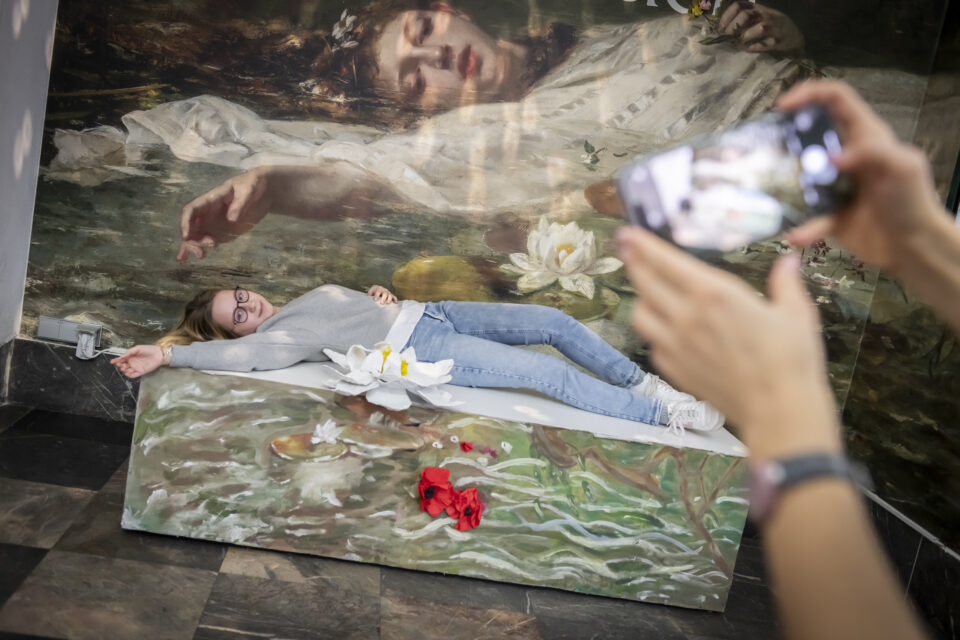 Das Museum schaffte eine eigene Selfie Ecke für die "Swiftie" Besucher*innen. Foto: Museum Wiesbaden